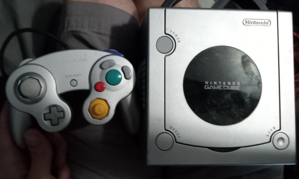 Nintendo Gamecube Console – Platinum 3 controllers n 1 game