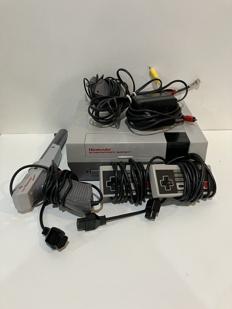 Nintendo NES Action Set Home Console White/Gray UNTESTED SOLD AS IS