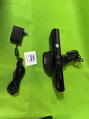 XBOX 360 S 320gb – 2 Controllers W/ Charge Cable & Battery, Kinect & PS 135W