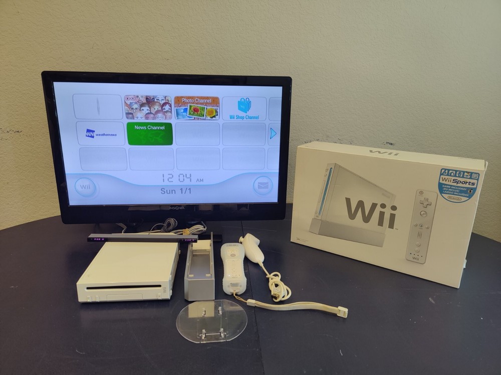 Nintendo Wii Console-White-RVL-001 (Game Cube Comp) w/ Box, 2 Games, Controller