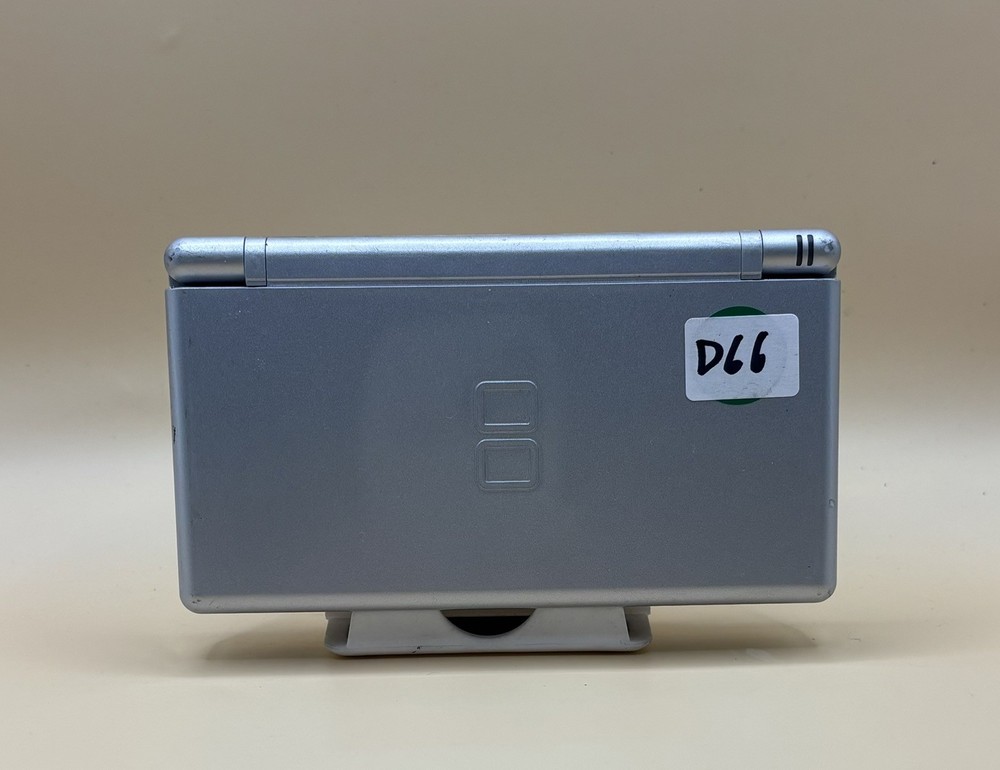 Nintendo DS Lite – Silver (D66) READ DESCRIPTION