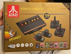 Atari Flashback 8 Gold Deluxe HD Console Wireless Controllers – Gold
