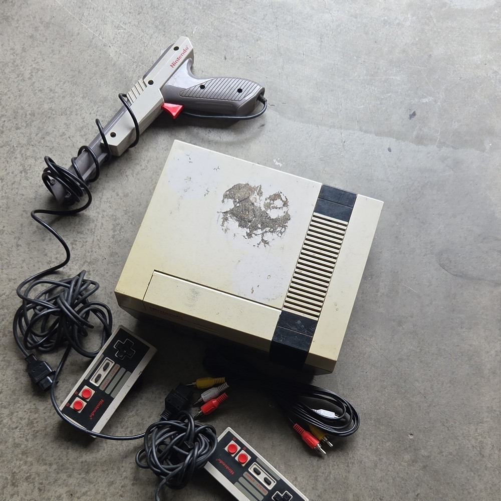 Nintendo NES-001 Console Bundle w/ 2 Controllers, Zapper Light Gun, AV Cables