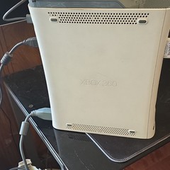 X Box 360,6 Controllers 21 Games Kinect, Wireless Adaptor, 256 mb Memory Card.