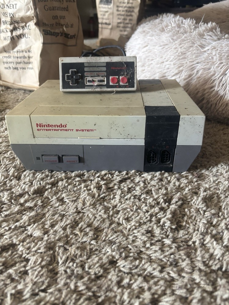 Nintendo Entertainment System NES Console with Detachable Controller
