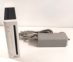 Nintendo Wii [RVL-001] GameCube Compatible White Console System with Power Cord