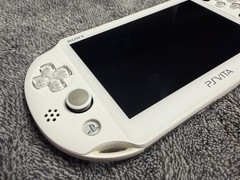 Sony PS Vita PCH-2000 ZA12 White Handheld System Wi-Fi 1GB NTSC-J CIB
