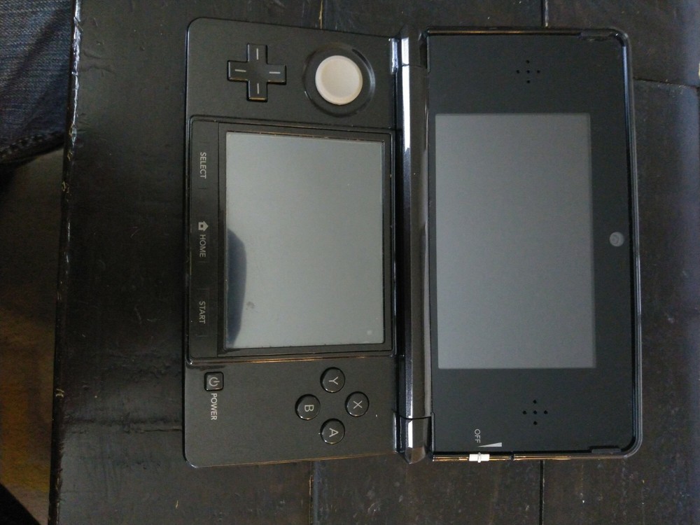 Nintendo 3DS Launch Edition Handheld System – Cosmo Black (all included)