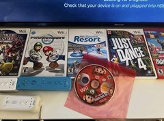 Nintendo WII BUNDLE (Console, 3 Remotes + 1 Nunchuk, 7 Games)