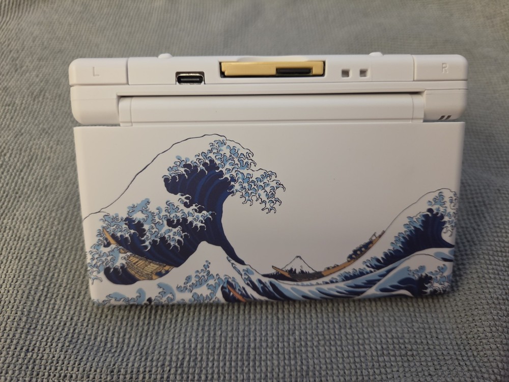 NDS Lite – USB-C Charging – eXtremeRate The Great Wave White Shell