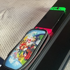 Nintendo Switch 32GB Wi-Fi Neon Red/Green Joy-Con Black Tablet + Case