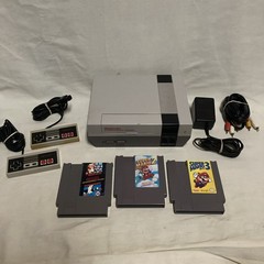 Nintendo NES console bundle + Super Mario Bros 1 2 3 and duck hunt ￼￼