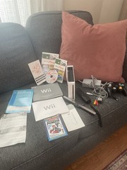 Nintendo Wii White Console Bundle Set. Works Great. Wii Play Included.