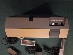 Vintage Nintendo NES Gray Video Game Console With 2 Controllers And Zapper
