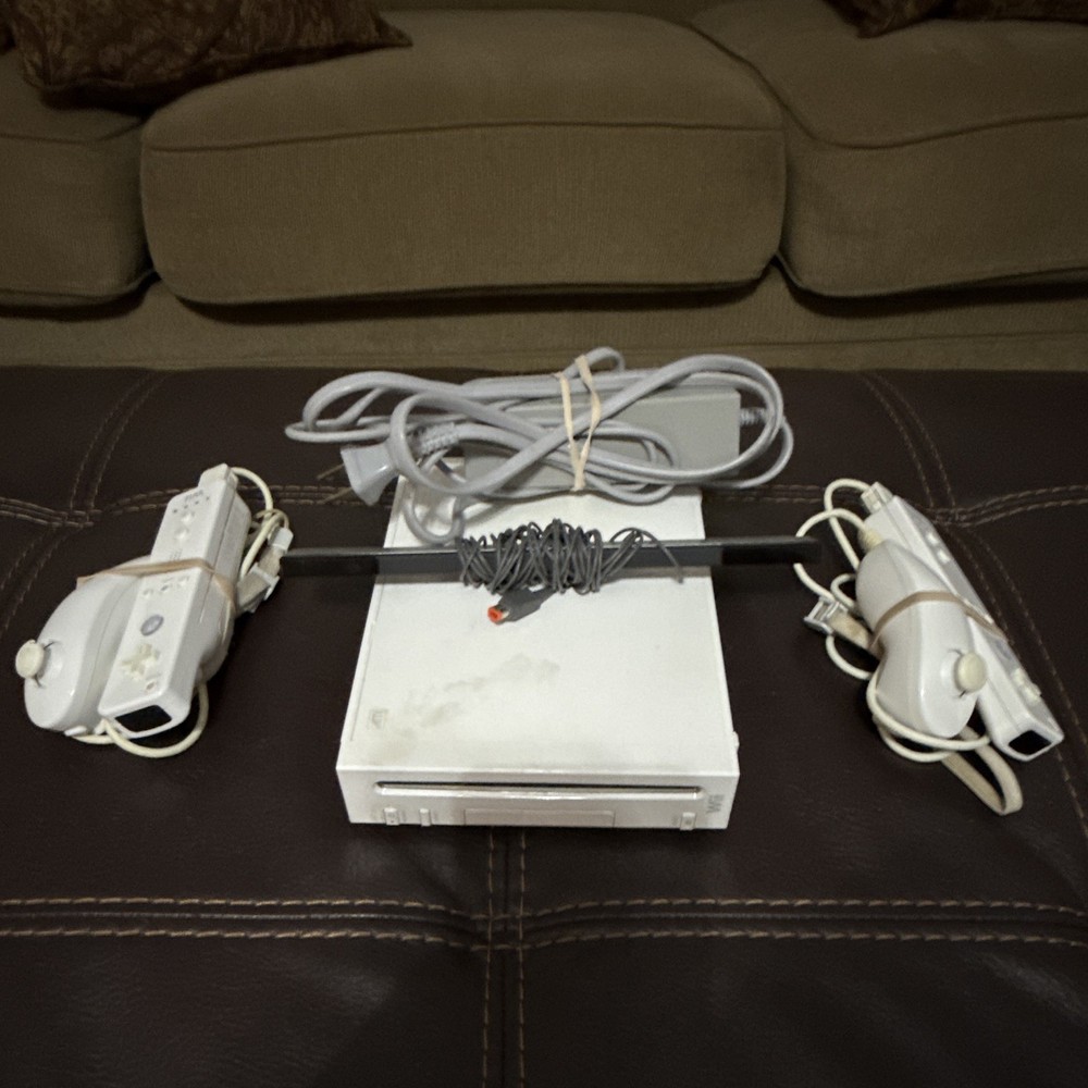 Nintendo Wii RVL-001(USA) White Console 2 Remotes 2 Nunchuks Sensor Bar