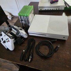 CLEAN XBOX ONE S 500 GB- 2 CONTROLLERS/CHARGING DOCK – 6 GAMES AND CABLES