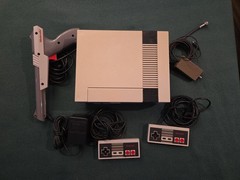 Vintage Nintendo NES Gray Video Game Console With 2 Controllers And Zapper