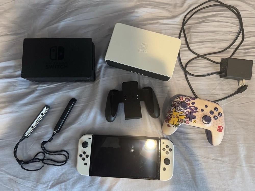 Nintendo Swi White OLED With Pro Controller and Included Accessories