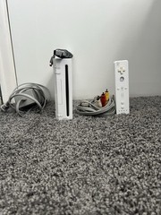 Nintendo Wii White Console RVL-001 System Bundle/w Remote And Power Cords