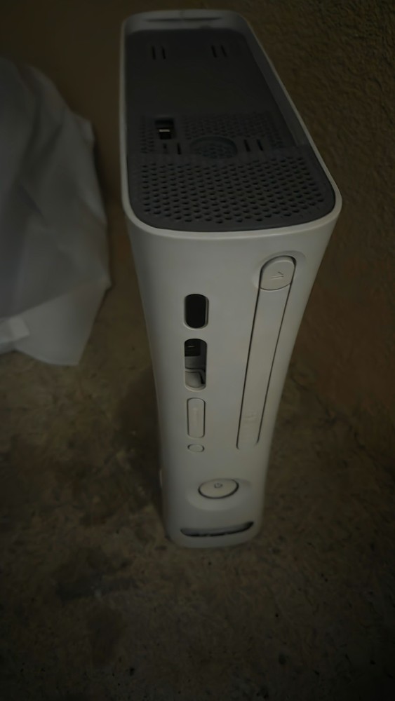 Xbox 360 Video Game System Console Only *for Part Repair won’t read cd or games