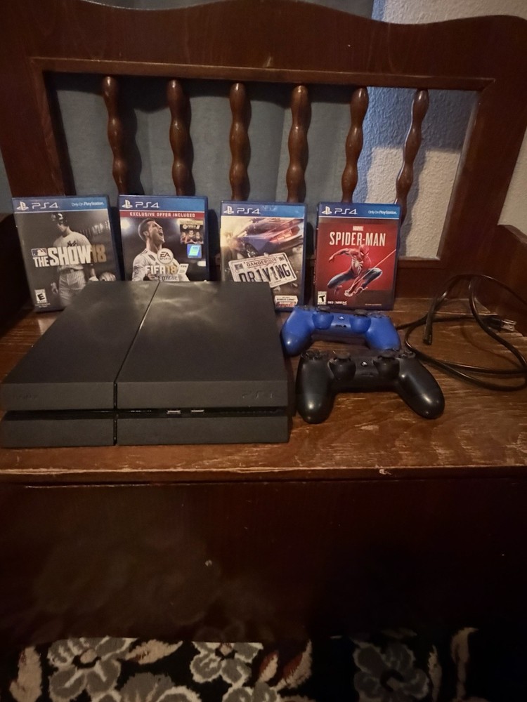 PS4 500 Gb Comes W/ 2 Controllers Power Cable and 5 Games (1 digital) Tested