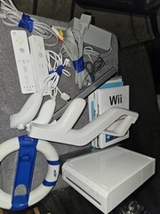 Nintendo Wii White Home Console Bundle 3 Games,2 Remotes,2nunchuck Wheel, Zapper