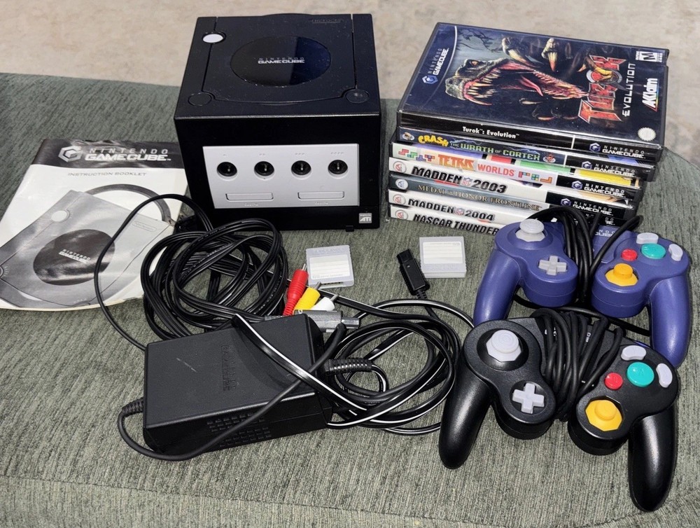 Nintendo GameCube DOL-001 Bundle + 7 Games + 2 controllers + 2 Memory Cards