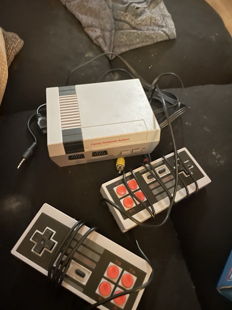 Nintendo NES Mini Entertainment System 620-in-1 Built-In Games 2 Controllers