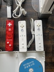 Nintendo Wii RVL-001 White Console Bundle 3 Controllers Nunchuck Wii Sports