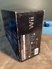 Nintendo Wii Console Wii Sports Resort Wii Remote Plus Bundle Black CIB Box