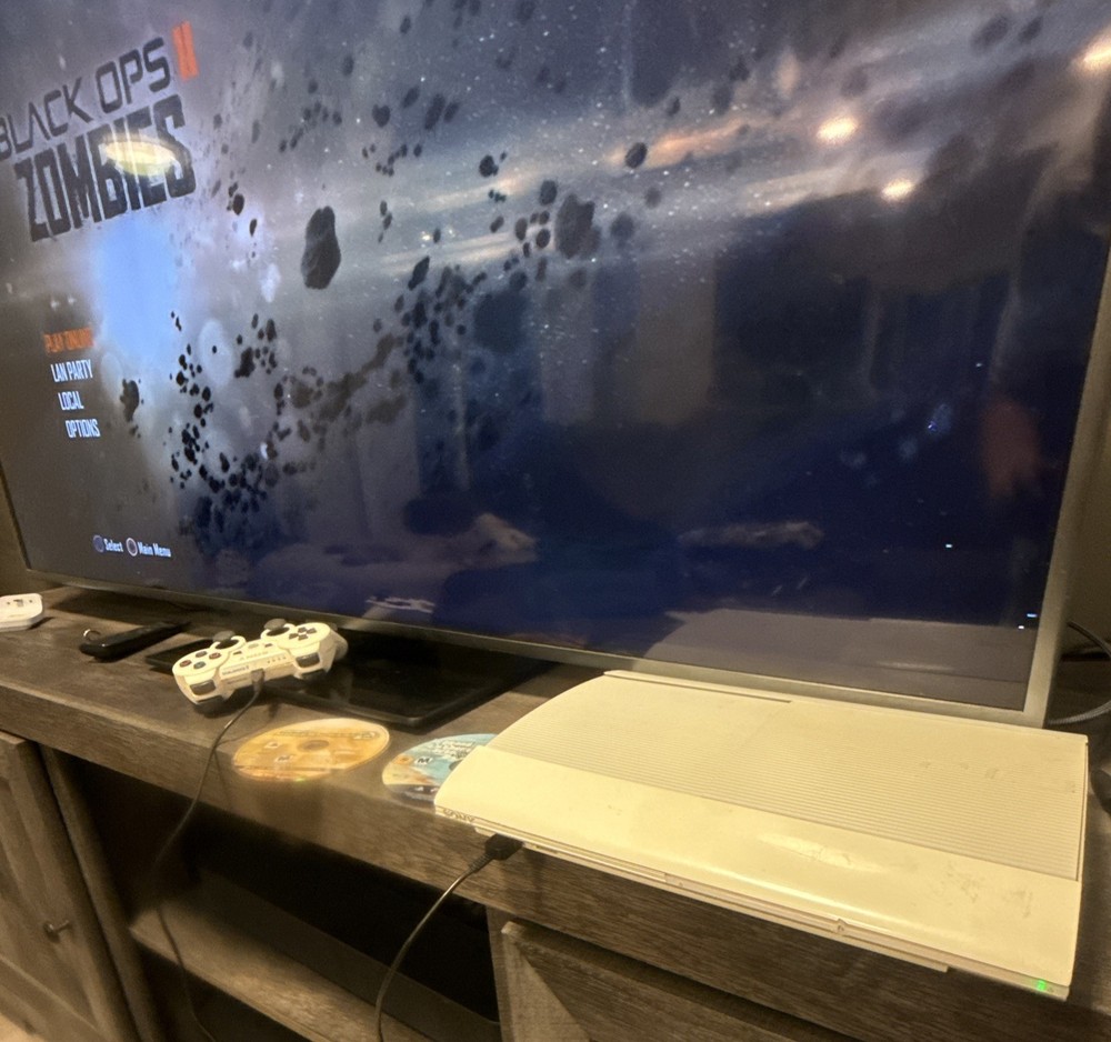 PlayStation 3 Super Slim White [ 3 Controllers, MW2, BO2, GTA5 ] [Tested]
