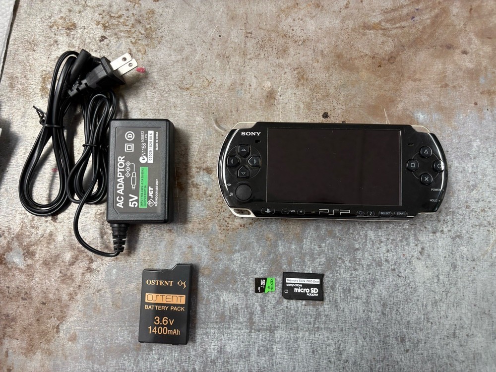 Sony PSP-3000 / Battery / Charger / 16gb card / Ark 4 (Please read description)