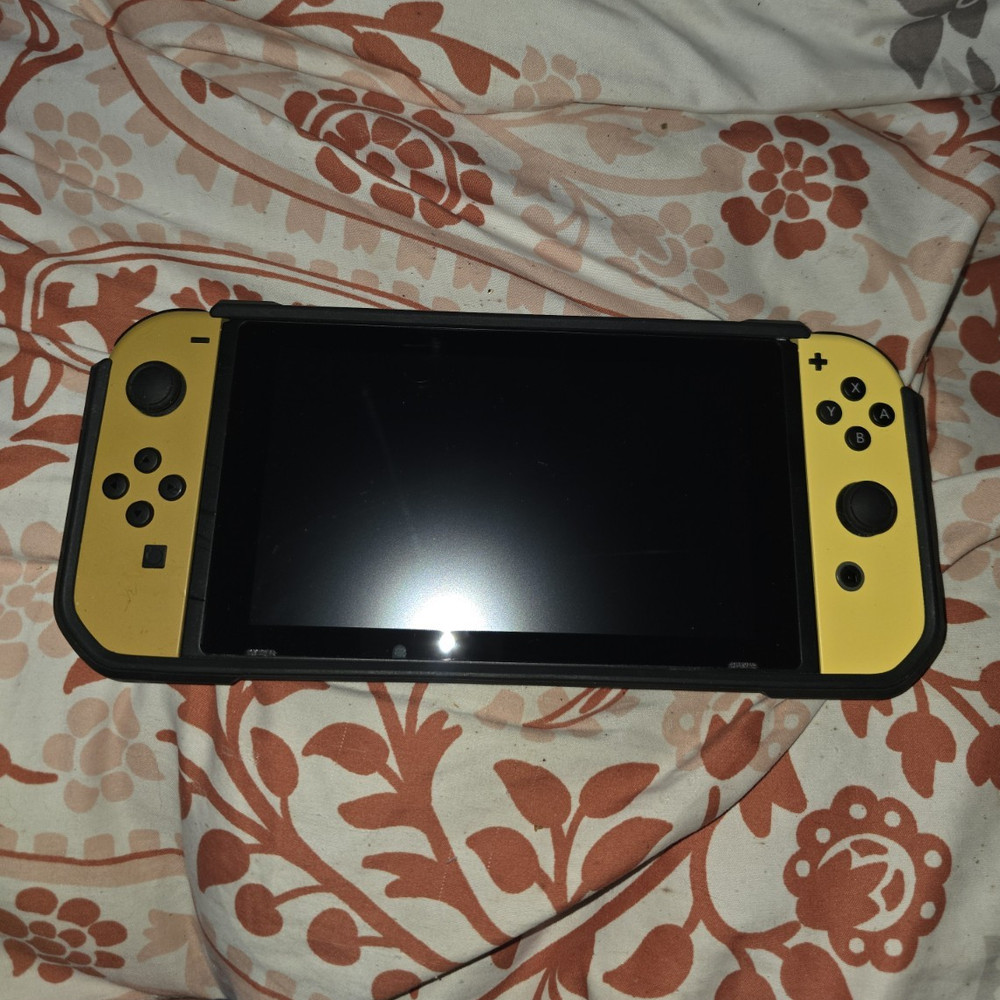 Nintendo Switch Pikachu Pokémon Handheld Console 32GB 720p Yellow/Black