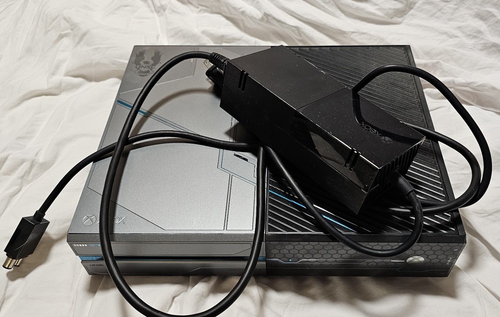 Microsoft Xbox One Halo 5 Guardians Limited Edition 1TB Black