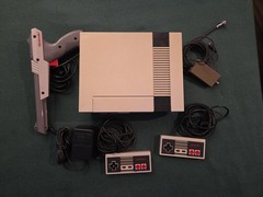Vintage Nintendo NES Gray Video Game Console With 2 Controllers And Zapper