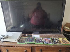 32″ Insignia TV And Xbox One S 500MB Console Combo W/ Games
